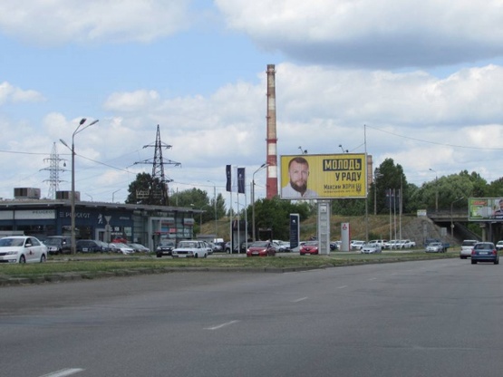Фото рекламной плоскости по адресу Богатирська 1А, (розподілювач), Автосалон Mitsubishi/Peugeot,  рух від Петрівки