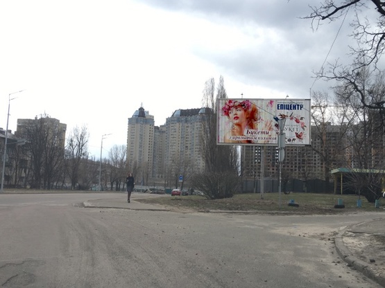 Фото рекламной плоскости по адресу Верховної Ради бульвар 1А / Миру проспект  (світлофор)