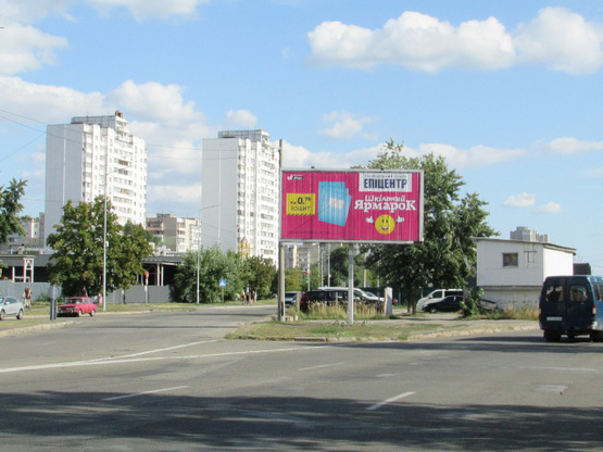 Фото рекламной плоскости по адресу Ревуцького, 6 навпроти, (розподілювач) рух до вул. Анни Ахматової /Тростянецька