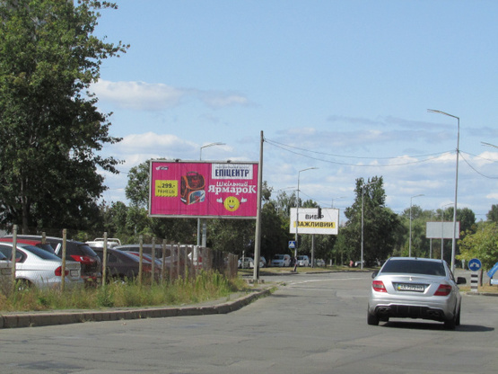 Фото рекламной плоскости по адресу Ревуцького, 6 навпроти, (розподілювач) рух від вул. Тростянецька / Анни Ахматової