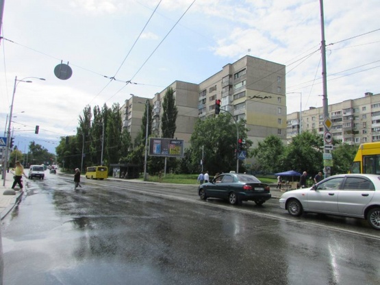 Фото рекламной плоскости по адресу Святошинська / Львівська (Горенська), рух від Святошинська площа (світлофор)