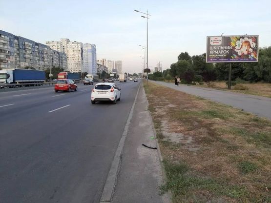 Фото рекламной плоскости по адресу Бажана 5 из центра