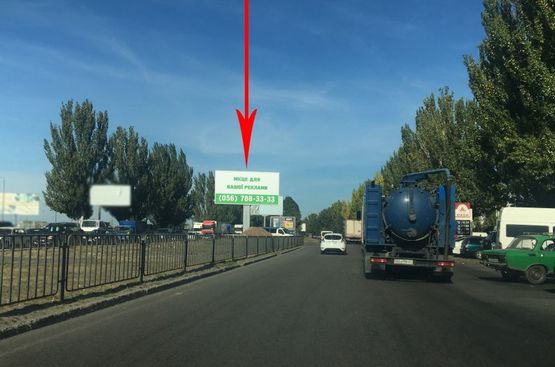 Фото рекламной плоскости по адресу t046A2,Донецьке шосе - вул. Березинська, навпроти ТРЦ "Караван", на розділовій смузі