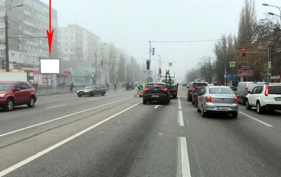 Фото рекламної площини за адресою t130B,просп. Слобожанський в районі буд. №73, супермаркет Брусничка, на світлофорі