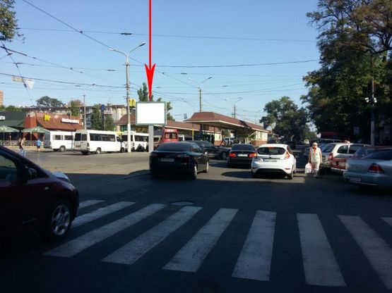 Фото рекламної площини за адресою t204A,пл. Старомостова навпроти буд. №12, на зупинці