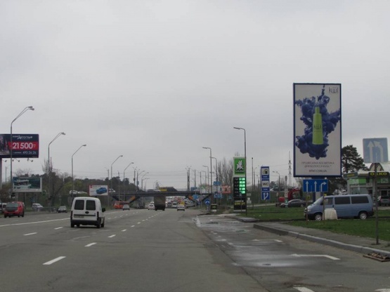 Фото рекламной плоскости по адресу Броварський проспект, (М) "Чернігівська" (попереду  АЗС "ОККО", рух в напрямку Броварів)