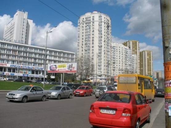 Фото рекламной плоскости по адресу Голосеевская площадь (разделитель) по ходу в центр