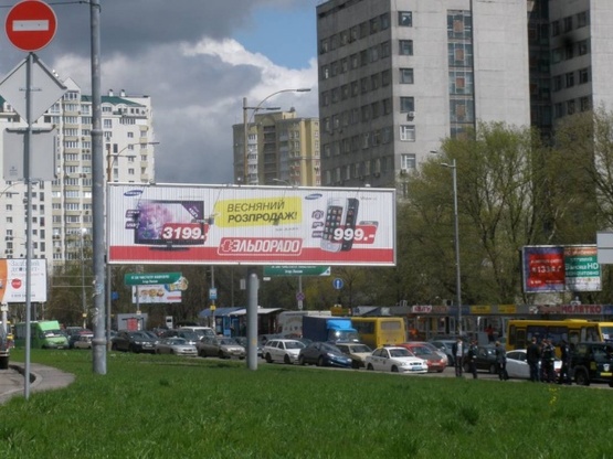 Фото рекламной плоскости по адресу Голосеевская площадь (разделитель) по ходу в центр