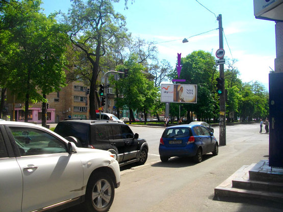 Фото рекламної площини за адресою Нижний Вал,/ул.Волошская, на светофоре, в центр