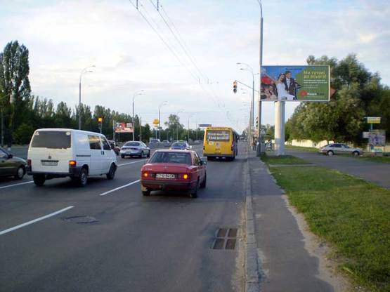 Фото рекламной плоскости по адресу вул. Глушкова, 9,  Льодовий стадіон, на світлофорі, у напр. центру