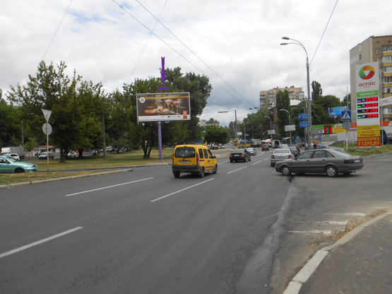 Фото рекламной плоскости по адресу пр. Правди / вул. Вишгородська на розподільчій смузі у напрямку центру