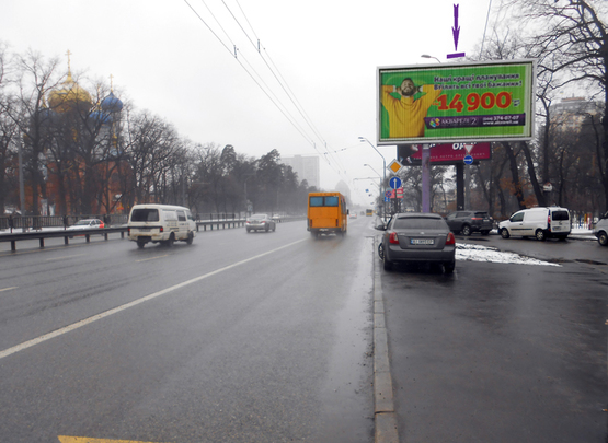 Фото рекламной плоскости по адресу пр. Перемоги, 130, автосалон "Iнфініті", у напрямку виїзду з Києва