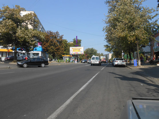 Фото рекламной плоскости по адресу вул. Гната Юри, 16 перед ТЦ "Квадрат"