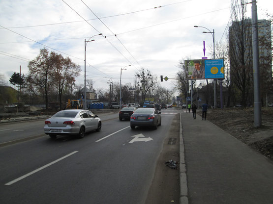 Фото рекламной плоскости по адресу вул. Святошинська, 6 / вул. Верховинна, на світлофорі