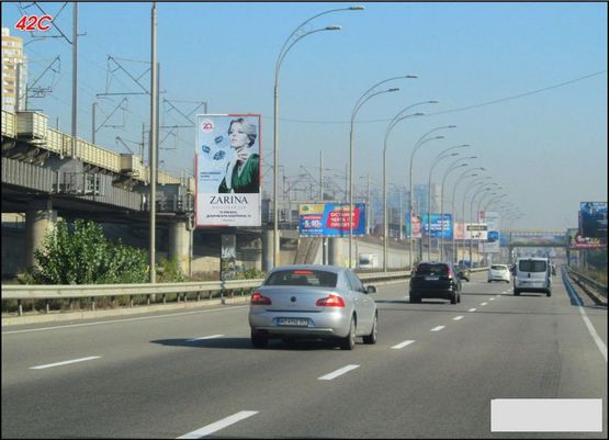 Фото рекламної площини за адресою Съезд с Дарницкого моста, левый берег, разделитель