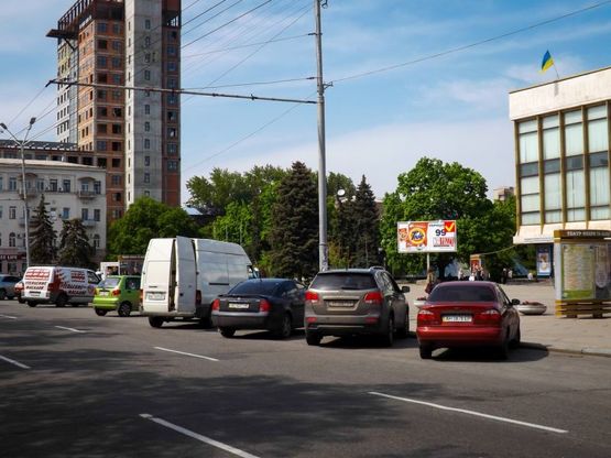 Фото рекламной плоскости по адресу пр-т. Д. Яворницького, оперний театр, призма/пр. К. Маркса, Оперный театр, центр города, призма