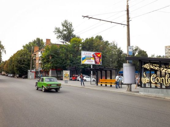 Фото рекламної площини за адресою пр-т. О. Поля, ТЦ "Славутич", призма /пр. Кирова, ТЦ "Славутич", призма