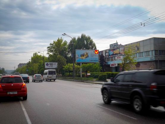 Фото рекламної площини за адресою вул. Наб. Перемоги, 38, (магазин "Інтертоп"), призма/ул. Наб. Победы, 38, (магазин "Интертоп"), призма