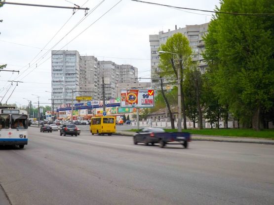Фото рекламной плоскости по адресу Запорізьке шосе, МЖК "Зоряний", призма/Запорожское шоссе, МЖК "Зоряный", призма, ТЦ Дафи, МакДональдс