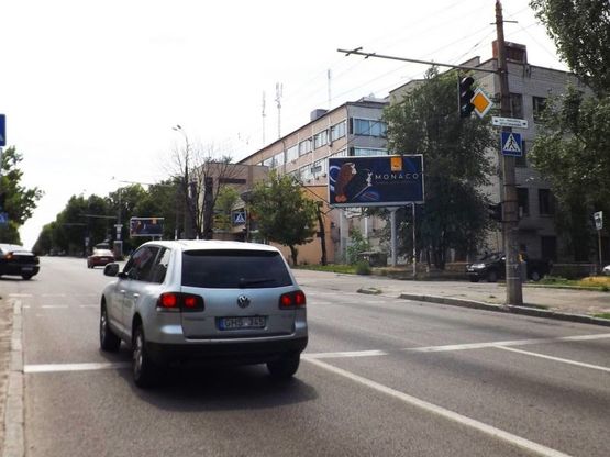 Фото рекламной плоскости по адресу пр.О.Поля - вул.М.Драгоманова/пр.Кирова - ул.Димитрова центр города, офисные центры, множество магазинов, перекресток, светофор