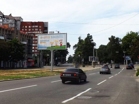 Фото рекламной плоскости по адресу вул.С.Хороброго - вул.А.Фабра/ул.Чкалова - ул.Серова, светофор, поток движения к пр.О.Поля