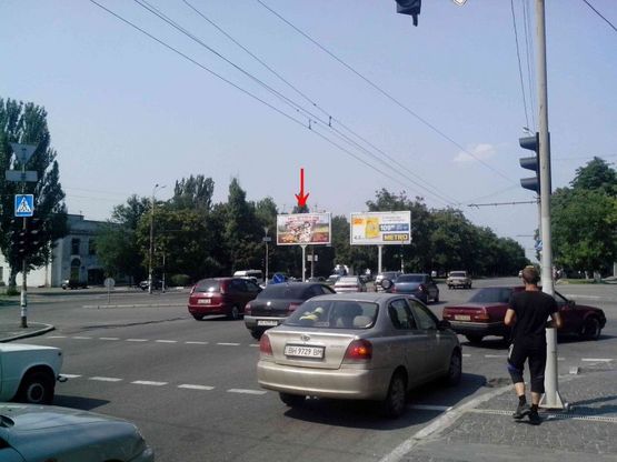 Фото рекламной плоскости по адресу пр.О.Поля, 52 на розподілювачі/пр. Кирова, 52 на разделителе, светофор, транспортная развязка, автосалон, супермаркет