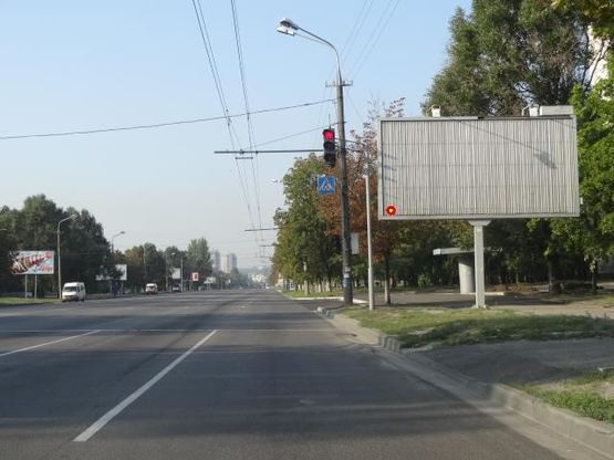 Фото рекламной плоскости по адресу вул.Наб.Перемоги, 40/ул.Наб.Победы, 40 светофор, большой трафик движения, направление к кольцу ул.Космической