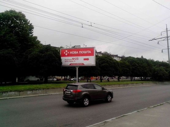 Фото рекламной плоскости по адресу пр.О.Поля, 76/пр.Кирова, 76, супермаркет Брусничка, перед перекрестком с ул.Вакуленчука