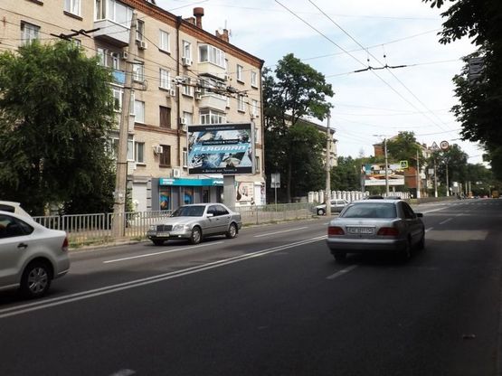 Фото рекламної площини за адресою вул.Тітова, 6/ул.Титова, 6, большой поток движения, плоскость расположена между ТЦ Апполо и ТЦ Дафи