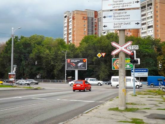 Фото рекламної площини за адресою Запорізьке шосе - вул. Космічна, бек-лайт 8х4 /Запорожское шоссе - ул. Космическая, бэк-лайт 8х4