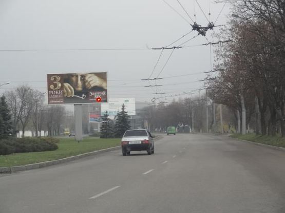 Фото рекламної площини за адресою Набережна Перемоги - розподілювач, до центру/Наб.Победы, разделитель, бэк-лайт 8х4