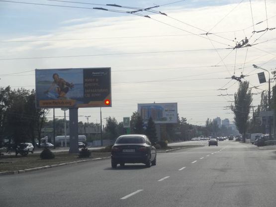 Фото рекламної площини за адресою Набережна Перемоги - розподілювач, з центра/Наб.Победы, разделитель, бэк-лайт 8х4 из центра