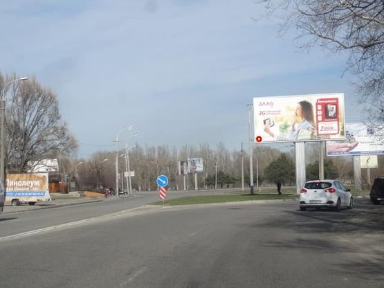 Фото рекламной плоскости по адресу Набережна Перемоги - розподілювач, до центру/Набережная Победы - ул.Космическая, разделитель, в центр, бэк-лайт 8х4