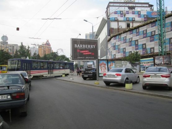 Фото рекламної площини за адресою ул. Гагаринское плато, 25, корпус 3 (Аркадия) (призма 3x4)
