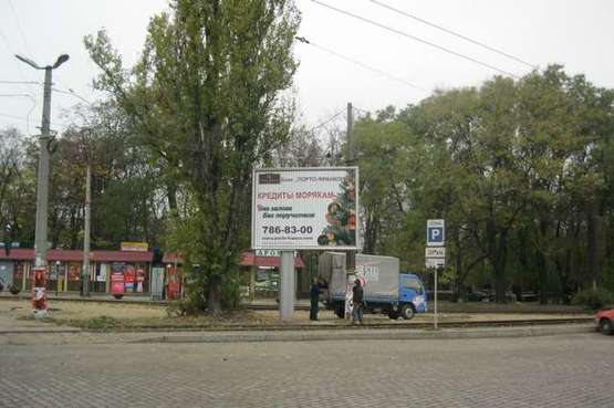Фото рекламної площини за адресою Итальянский б-р - ул. Гимназическая (призма 3*4)