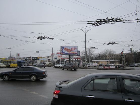 Фото рекламної площини за адресою просп. Маршала Жукова - ул. 25-й Чапаевской дивизии (призма на треугольнике)