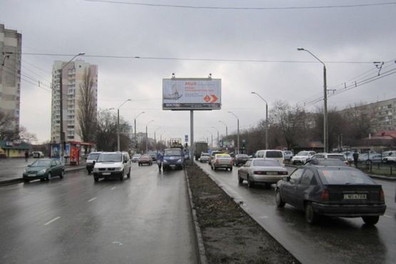 Фото рекламной плоскости по адресу просп. Маршала Жукова, 47 (на разделителе, из города, призма)