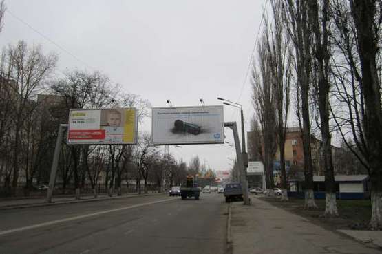 Фото рекламной плоскости по адресу ул. Краснова, 14 - пл. Толбухина (в місто права Призма)