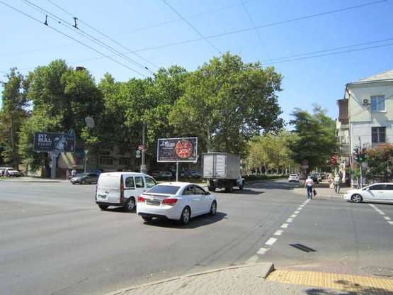 Фото рекламної площини за адресою вул. Краснова - Пр. Адміральський ( на роздільній смузі)