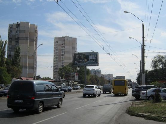 Фото рекламної площини за адресою просп. Маршала Жукова, 47 (на разделителе, из города, призма)