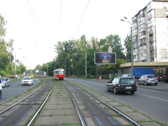 Фото рекламной плоскости по адресу Курнатовського вул., 9  поруч з АТБ