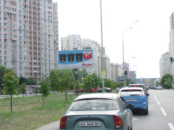 Фото рекламной плоскости по адресу Ахматової вул. на розподільчій смузі / Григоренка пр. у напрямку Дніпровської набережної