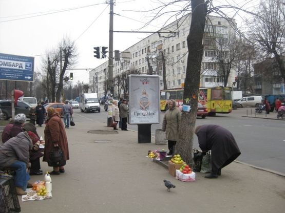 Фото рекламної площини за адресою ул. Бердичевская (Рынок Довженко, остановка, маркет Квартал)