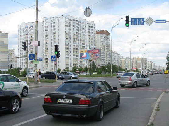 Фото рекламной плоскости по адресу Ахматової вул. на розподільчій смузі / Григоренка пр. у напрямку вул. Тростянецька