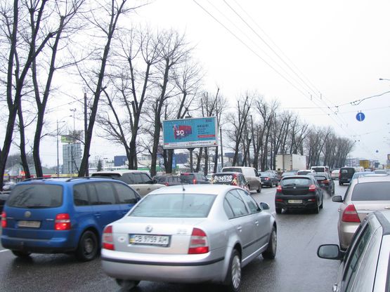 Фото рекламной плоскости по адресу Кільцева дорога/вул. Зодчих, 74 на розподілювачі у напрямку пр. Перемоги