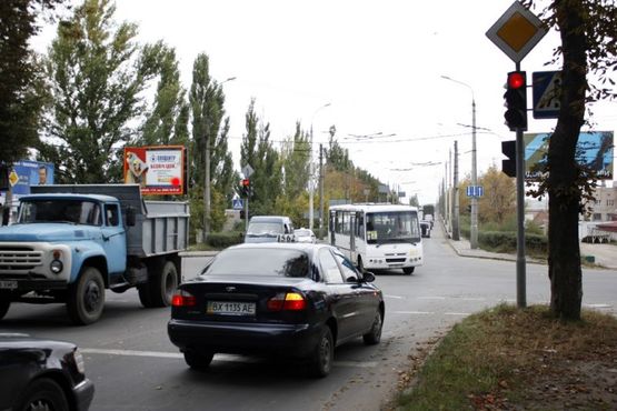 Фото рекламної площини за адресою вул.Трудова - вул.Чорновола, неподалік: будмаркет "ЦВЯХ", ринок, скупчення МАФів, зупинка (в центр) "B"