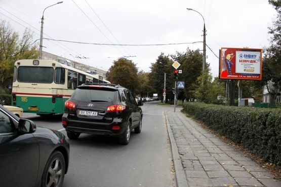 Фото рекламної площини за адресою вул.Трудова - вул.Чорновола. неподалік: будмаркет "ЦВЯХ", ринок, скупчення МАФів, зупинка (від центру)