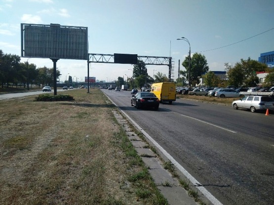 Фото рекламной плоскости по адресу ул. Богатырская (разделитель, в центр) завод "Оболонь" (призма А3)