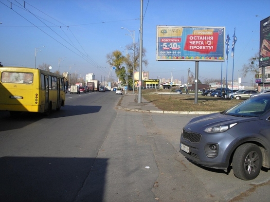 Фото рекламной плоскости по адресу ул. Братиславская 52, (А), ТЦ "Б-52", в сторону рынка "Троещина" (призма А1)