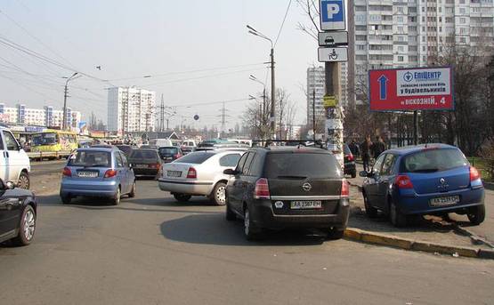 Фото рекламной плоскости по адресу Миропольская 27/16/вход в рынок "Юность"(А1) призма на м.Чернігівська